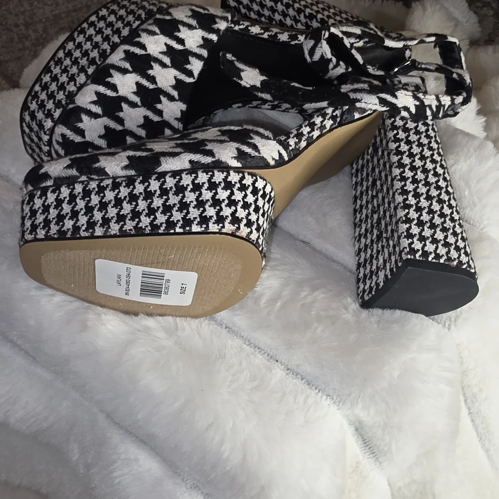 New York & Company Houndstooth Platform Heels - Picture 5 of 11